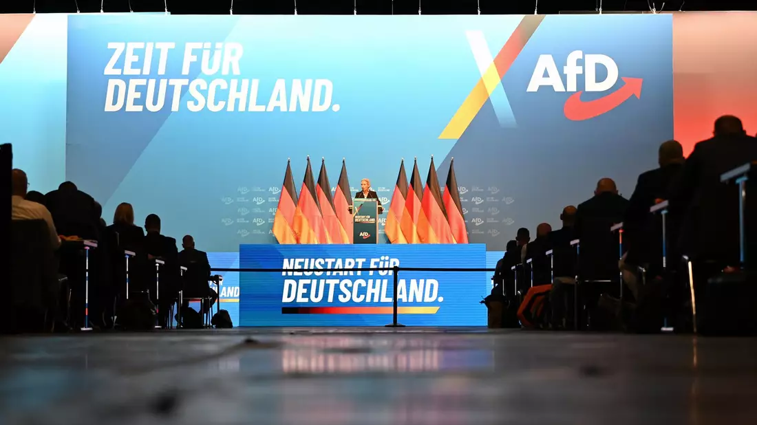 Die AfD tagt in der weiträumig abgesperrten Messe Erfurt. - Bild: Katharina Kausche/dpa