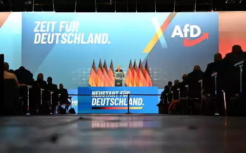 Die AfD tagt in der weiträumig abgesperrten Messe Erfurt. - Foto: Katharina Kausche/dpa