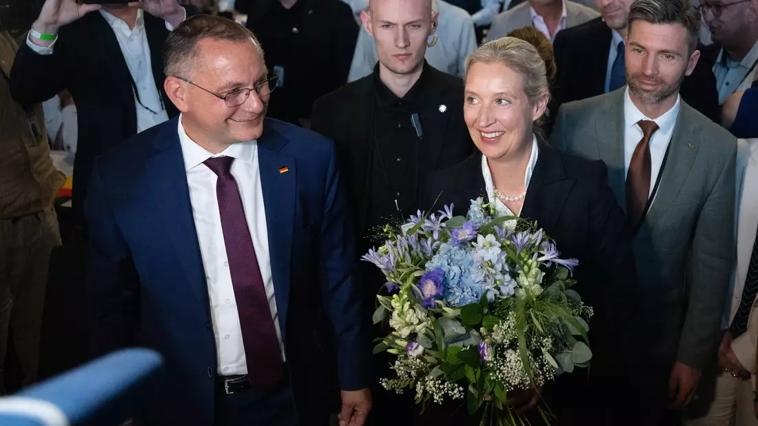 Die AfD-Chefs Tino Chrupalla und Alice Weidel wurden erneut im Amt bestätigt. - Bild: Sebastian Kahnert/dpa