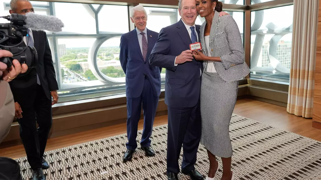 Verstehen sich: Die Obamas und die Bushs (Archivbild). - Bild: Pablo Martinez Monsivais/AP Pool/AP/dpa