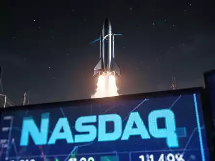 Eine schlanke SpaceX-Rakete startet in den Nachthimmel, mit einem unscharfen NASDAQ-Ticker im Vordergrund. - Foto: über boerse-global.de