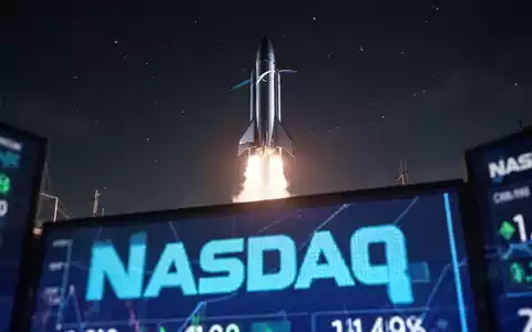 Eine schlanke SpaceX-Rakete startet in den Nachthimmel, mit einem unscharfen NASDAQ-Ticker im Vordergrund. - Foto: über boerse-global.de
