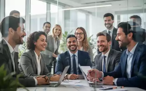 Eine Gruppe lächelnder, unterschiedlicher Fachkräfte arbeitet in einem modernen, hellen Büro zusammen, was eine gesunde Arbeitsumgebung suggeriert. - Foto: über boerse-global.de