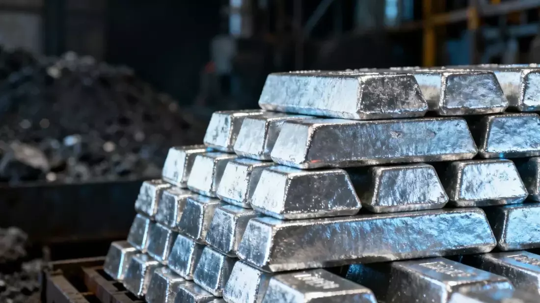 Plata sube 5% por dato de empleo débil y déficit de oferta
