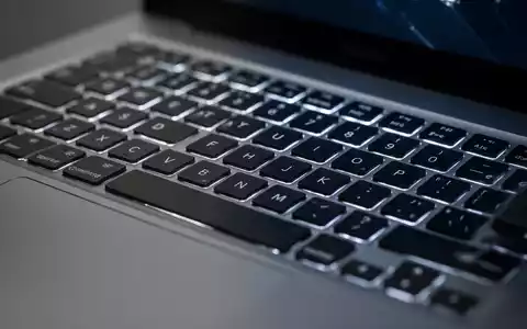 Nahaufnahme einer modernen Laptop-Tastatur mit dezenter Hintergrundbeleuchtung, die die sauberen, präzisen Tasten hervorhebt. - Foto: über boerse-global.de