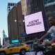 Auf Bildschirmen rund um den Madison Square Garden erschien die Aufschrift: «Just&t Married». - Bild: Ryan Murphy/AP/dpa