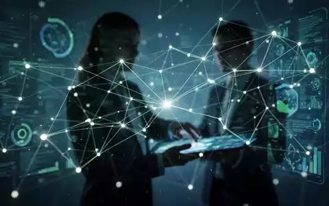 Abstrakte Darstellung von Cybersicherheit mit leuchtenden digitalen Linien und Datenpunkten, im Hintergrund eine verschwommene Person an einem Bildschirm. - Foto: über boerse-global.de