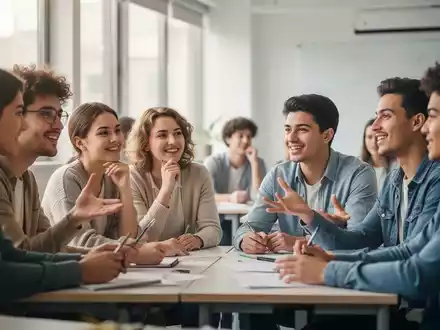 Junge Erwachsene in einem modernen Klassenzimmer, die aktiv an einer Diskussion teilnehmen und nachdenklich wirken. - Foto: über boerse-global.de