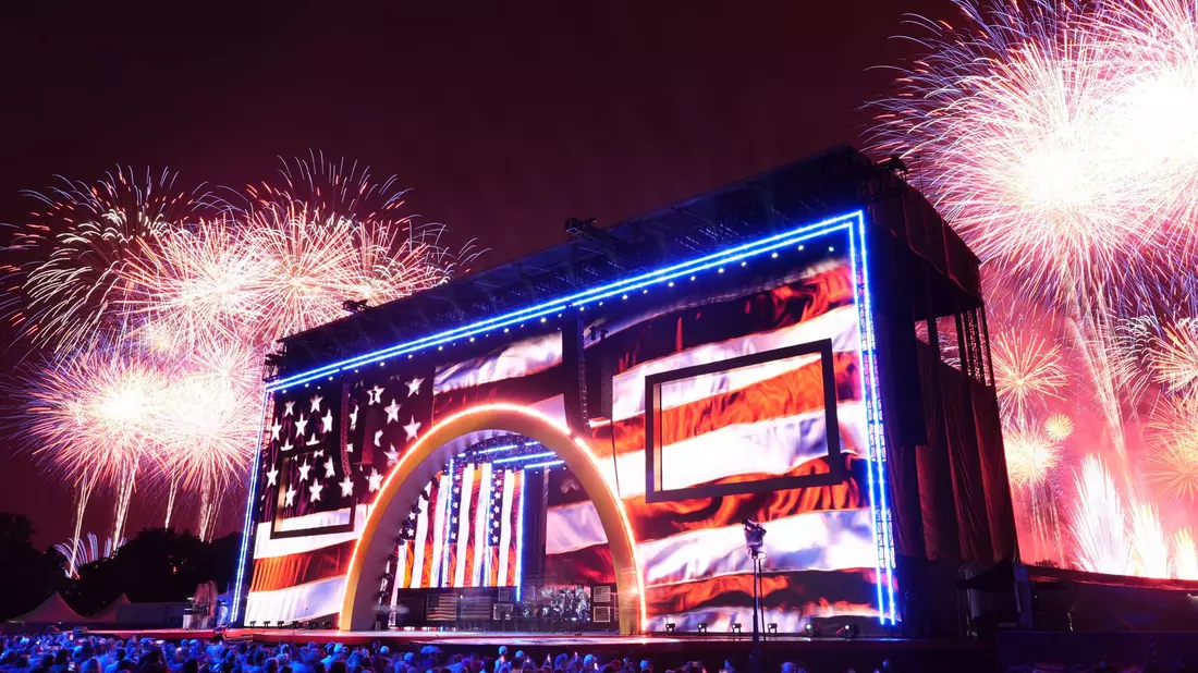 Die Veranstalter sprachen vom größten Feuerwerk der Geschichte. - Bild: Mark Schiefelbein/AP/dpa