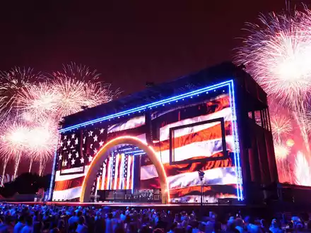 Die Veranstalter sprachen vom größten Feuerwerk der Geschichte. - Foto: Mark Schiefelbein/AP/dpa