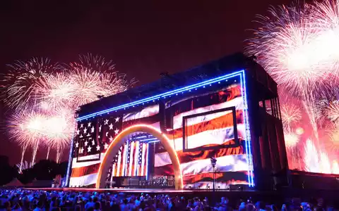 Die Veranstalter sprachen vom größten Feuerwerk der Geschichte. - Foto: Mark Schiefelbein/AP/dpa