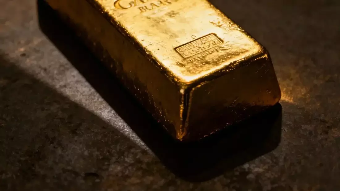 Central Bank Gold Buying Surge Shores Up Prices Amid Fed Rate Shift