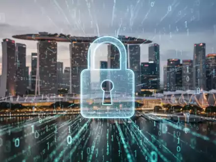 Digitales Vorhängeschloss-Symbol über verschwommener Singapur-Skyline, symbolisiert Datenleck in einer Regierungs-Cloud-Umgebung. - Foto: über boerse-global.de