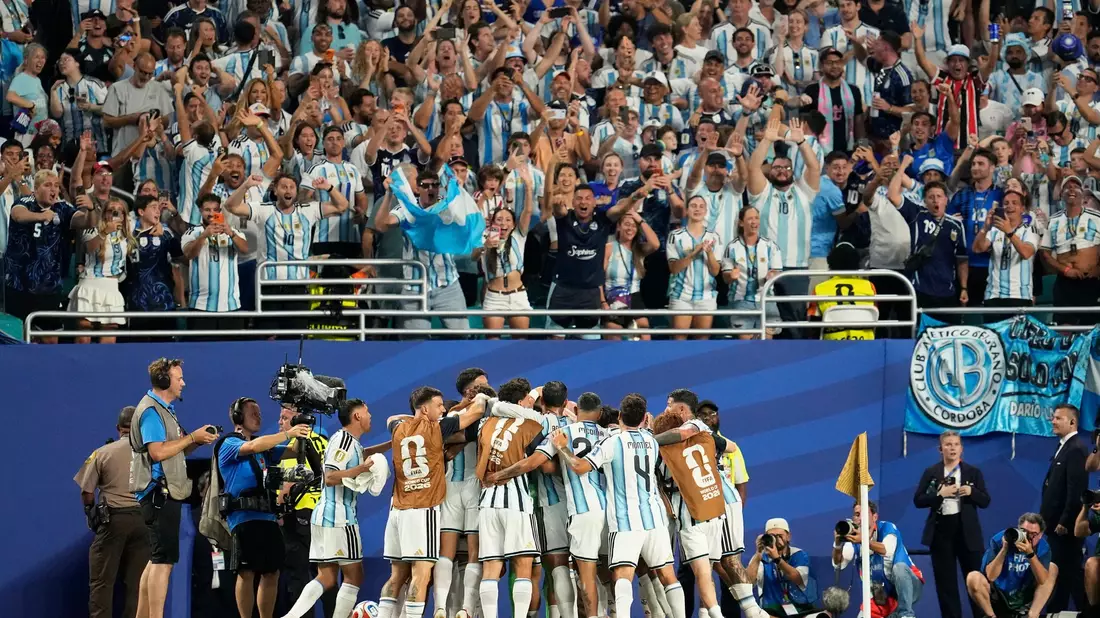 Argentinien jubelt: Gegen Kap Verde reichte es zu einem 3:2 nach Verlängerung. - Bild: George Walker IV/AP/dpa