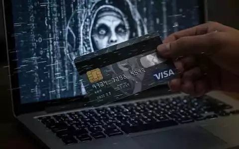 Nahaufnahme einer Kreditkarte über einer Laptop-Tastatur, mit verzerrtem Zahlungsbildschirm, der auf Phishing hindeutet. - Foto: über boerse-global.de