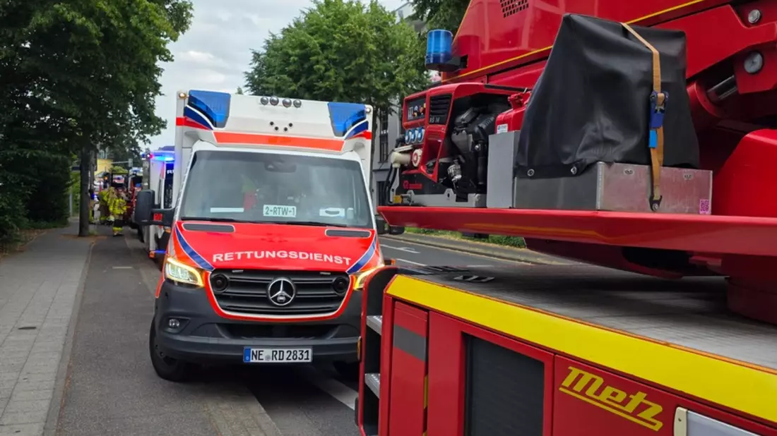 FW Grevenbroich: Zwei größere Einsätze für die Feuerwehr Grevenbroich am Samstagabend Brand im Außenbereich eines Krankenhauses - Feuer an Halle in Kapellen - Bild: presseportal.de