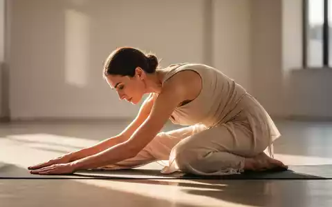 Eine Frau in einem hellen Yoga-Outfit praktiziert eine entspannende Yoga-Pose auf einer Matte in einem sonnigen, ruhigen Studio. - Foto: über boerse-global.de