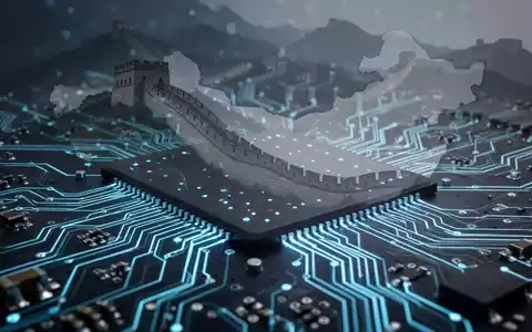Nahaufnahme einer leuchtenden Leiterplatte mit schwacher Silhouette der Chinesischen Mauer, Symbol für KI-Regulierung in China. - Foto: über boerse-global.de