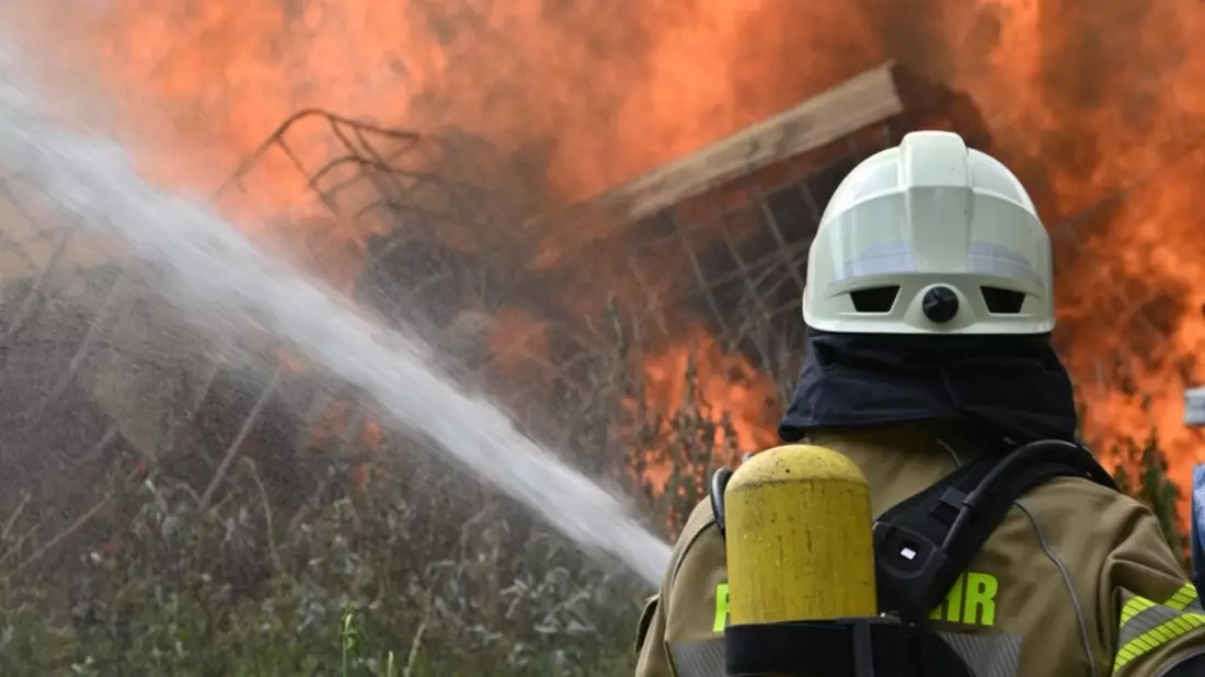 FF Olsberg: Großbrand auf Brennholzlager - Bild: presseportal.de