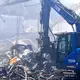 Einsatzkräfte des Technischen Hilfswerks (THW) beseitigen mit einem Bagger Schutt nach einem Feuer in einem Gewerbegebiet in Stuttgart. - Bild: Enrique Kaczor/dpa
