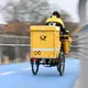 Ein Postbote bei der Arbeit: Wie lange waren seine Briefe wohl unterwegs? - Bild: Bernd Weißbrod/dpa