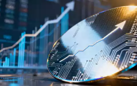 Nahaufnahme eines Siliziumwafers, der komplexe Schaltkreise und eine aufsteigende Trendlinie widerspiegelt, mit verschwommenem Finanzwachstum im Hintergrund. - Foto: über boerse-global.de