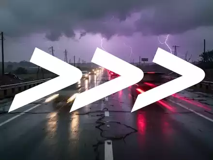 Eine verlassene, regennasse Autobahn in der Dämmerung mit roten Rücklichtern, die in der Ferne verblassen, unter einem bewölkten Himmel. - Foto: über boerse-global.de