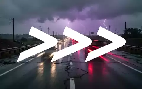 Eine verlassene, regennasse Autobahn in der Dämmerung mit roten Rücklichtern, die in der Ferne verblassen, unter einem bewölkten Himmel. - Foto: über boerse-global.de