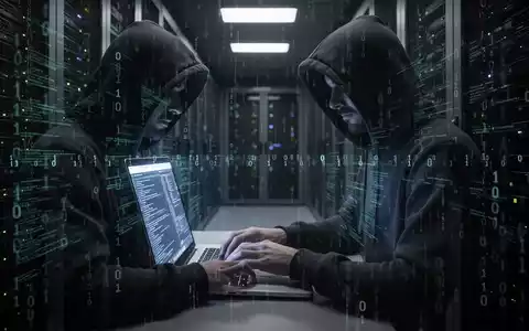 Verschattete Gestalt im Hoodie tippt intensiv auf Laptop in dunklem Serverraum, mit Datenströmen und Binärcode überlagert. - Foto: über boerse-global.de