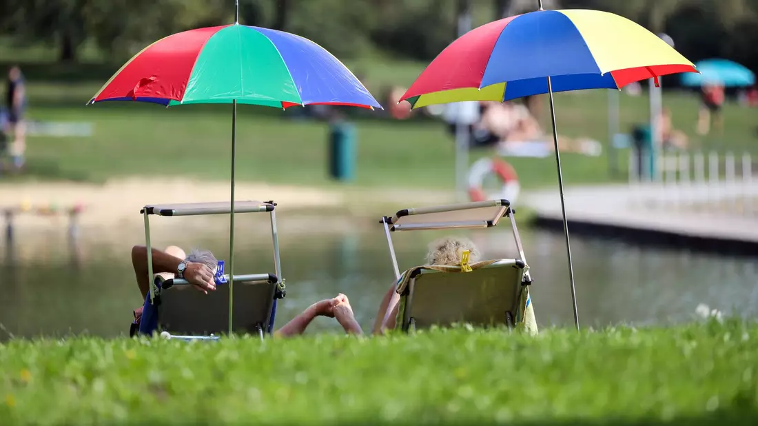 Lupenreines Badewetter - laut DWD zum Start in die neue Woche aber nur im Südwesten. (Symbolbild) - Bild: Thomas Warnack/dpa