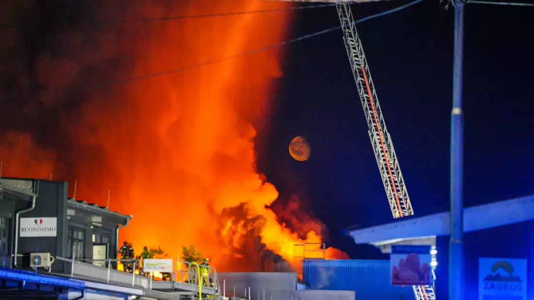 Einsatzkräfte der Feuerwehr bekämpfen einen Brand in einem Gewerbegebiet in Stuttgart. - Bild: Enrique Kaczor/dpa