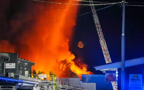 Einsatzkräfte der Feuerwehr bekämpfen einen Brand in einem Gewerbegebiet in Stuttgart. - Foto: Enrique Kaczor/dpa