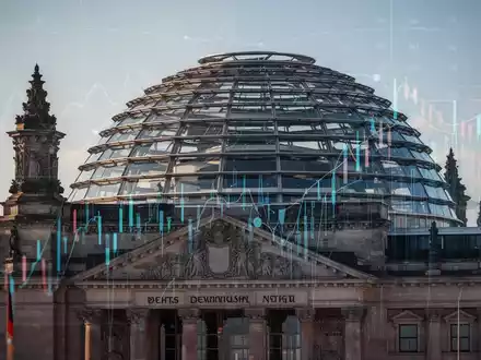 Deutscher Bundestag mit Reichstagskuppel, abstrakt überlagert von Finanzdaten, symbolisiert ein Sparpaket. - Foto: über boerse-global.de