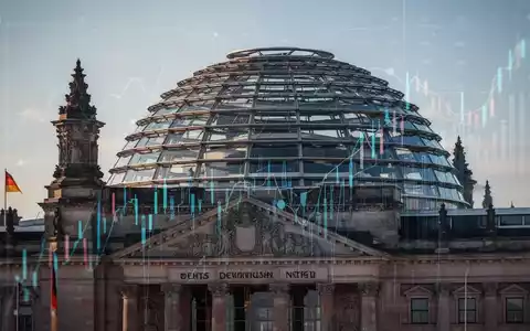 Deutscher Bundestag mit Reichstagskuppel, abstrakt überlagert von Finanzdaten, symbolisiert ein Sparpaket. - Foto: über boerse-global.de