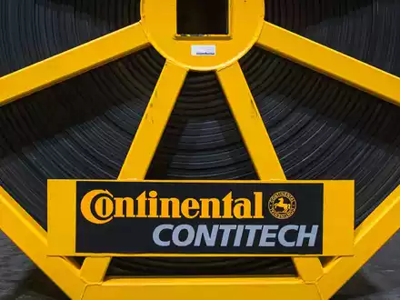 Continental verkauft seine Kunststofftechnik-Tochter Contitech - Gewerkschaft und Betriebsrat fordern vom Käufer Zusagen ein. (Archivbild) - Foto: Ole Spata/dpa
