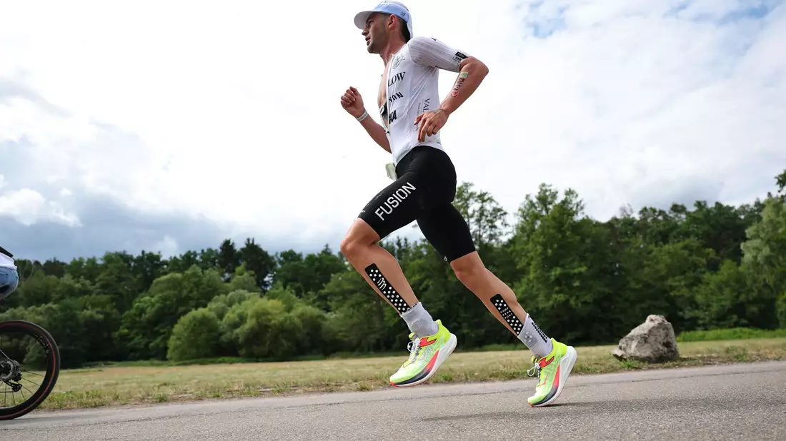 Erneut Schnellster in Roth: Triathlon-Profi Sam Laidlow. - Bild: Daniel Karmann/dpa