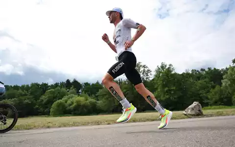 Erneut Schnellster in Roth: Triathlon-Profi Sam Laidlow. - Foto: Daniel Karmann/dpa