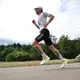 Erneut Schnellster in Roth: Triathlon-Profi Sam Laidlow. - Bild: Daniel Karmann/dpa