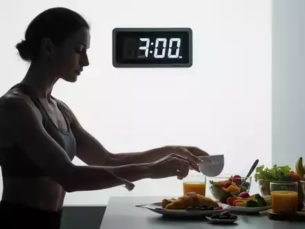 Eine schlanke Silhouette einer Person vor einem hellen Hintergrund, die eine frühe Essenszeit symbolisiert. - Foto: über boerse-global.de