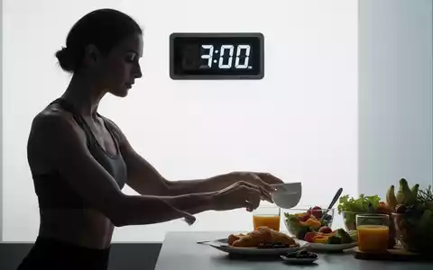 Eine schlanke Silhouette einer Person vor einem hellen Hintergrund, die eine frühe Essenszeit symbolisiert. - Foto: über boerse-global.de