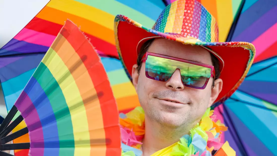 Martin aus Gießen ist auch im Alltag in Regenbogenfarben unterwegs. - Bild: Thomas Banneyer/dpa