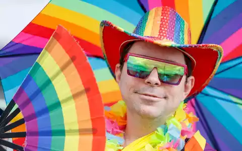 Martin aus Gießen ist auch im Alltag in Regenbogenfarben unterwegs. - Foto: Thomas Banneyer/dpa