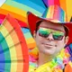Martin aus Gießen ist auch im Alltag in Regenbogenfarben unterwegs. - Bild: Thomas Banneyer/dpa