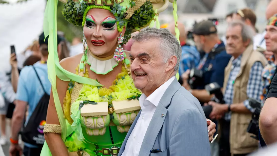 NRW-Innenminister Herbert Reul ist erstmals beim Kölner CSD mit dabei - um ein Zeichen zu setzen.  - Bild: Thomas Banneyer/dpa