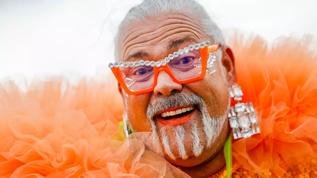 Ralf (64) aus Dortmund ist ein CSD-Veteran und kann deshalb den Vergleich zu früher ziehen.  - Bild: Thomas Banneyer/dpa