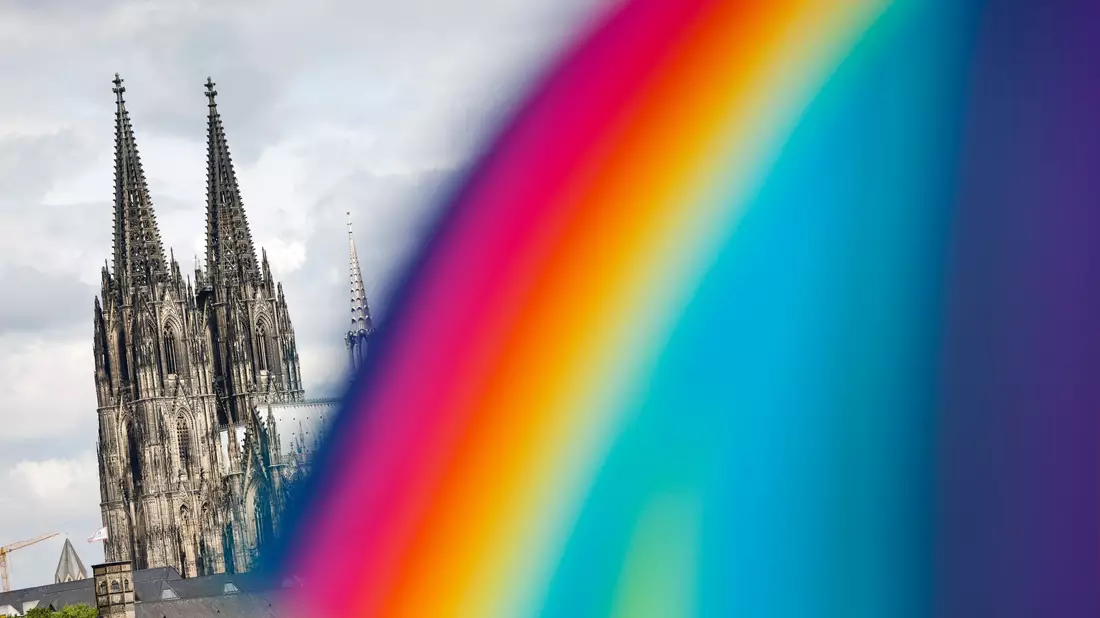 Der Kölner CSD gilt als einer der größten Europas. - Bild: Thomas Banneyer/dpa