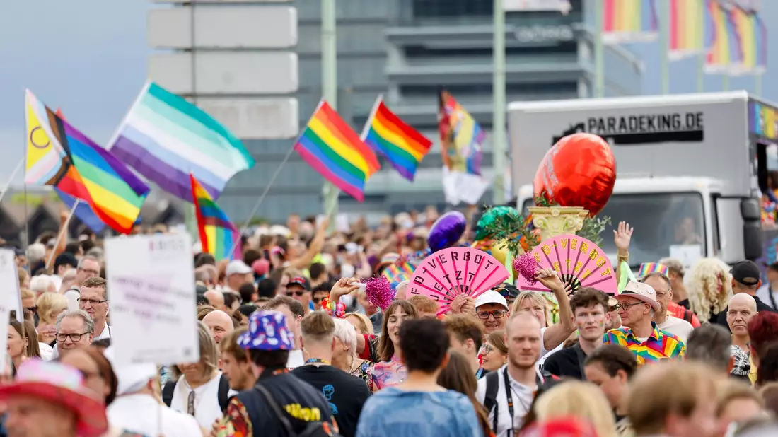 Die CSD-Veranstalter in Köln erwarteten rund eine Million Besucher. - Bild: Thomas Banneyer/dpa