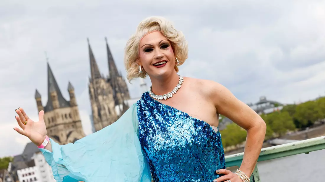 Drag Queen Meryl Deep hält es für wichtig, dass die queere Community Flagge zeigt. - Bild: Thomas Banneyer/dpa