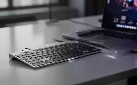 Schlankes, minimalistisches Drei-Tasten-Aluminium-USB-C-Keypad (Dune-Zubehör) neben modernem MacBook Pro auf poliertem Schreibtisch. - Foto: über boerse-global.de
