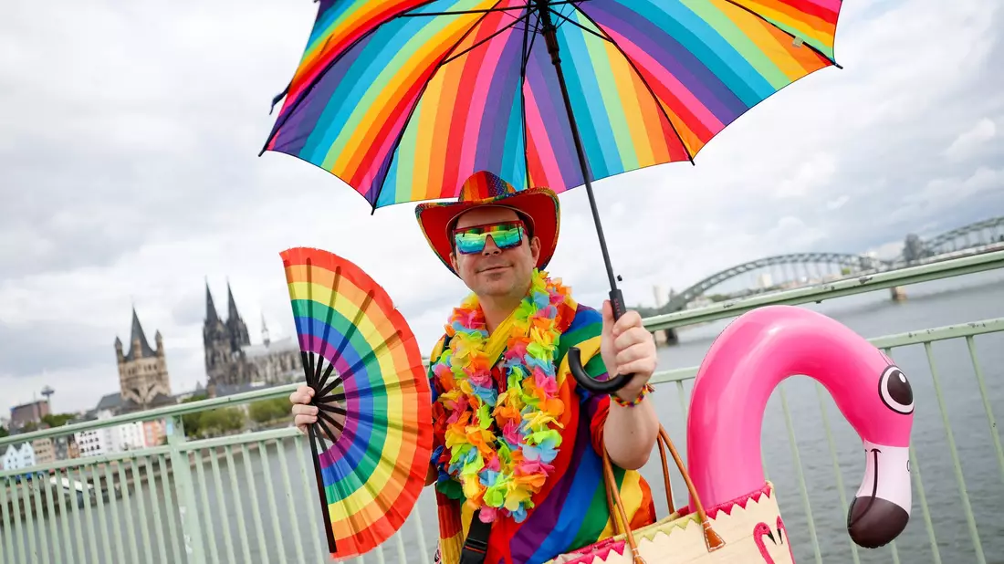 Martin aus Gießen ist auch im Alltag in Regenbogenfarben unterwegs. - Bild: Thomas Banneyer/dpa